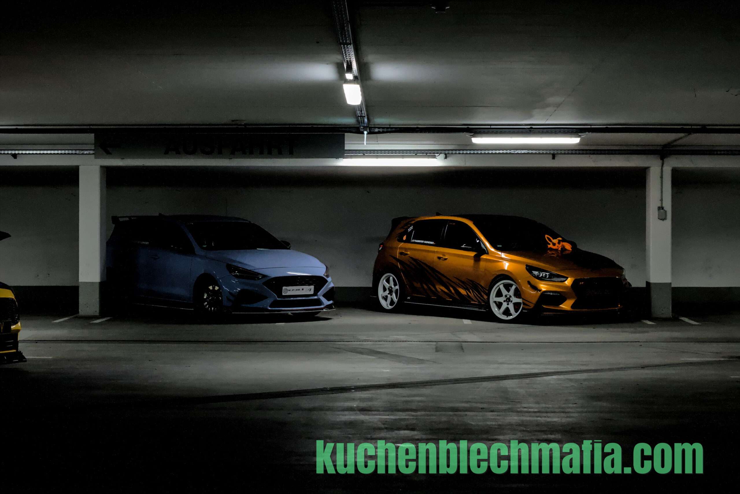 XXXLutz Heilbronn: Zwei getunte Autos auf dem CARNEVAL 2026 Event geparkt.