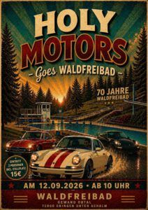Ein Werbeplakat für das Event Holy Motors im Waldfreibad mit drei klassischen Sportwagen vor einem Pool bei Sonnenuntergang.
