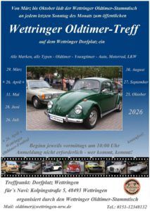 Grüner VW Käfer und beiger Oldtimer auf dem Wettringer Dorfplatz beim Oldtimer-Treff