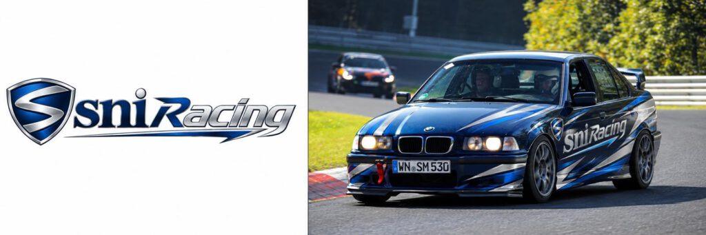 Blauer BMW M3 mit SniRacing-Logo fährt auf einer Rennstrecke, dahinter ein weiteres Fahrzeug.