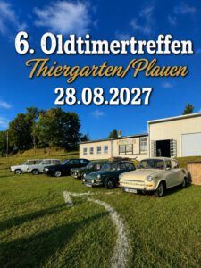 Sechs Oldtimer, darunter ein Trabant 601, parken auf einer Wiese vor einer Werkstatt in Thiergarten bei Plauen.
