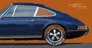 Dunkelblauer Oldtimer vor orangefarbenem Hintergrund mit Reifenaufschrift Oldtimergottesdienst