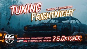 Tuning Frightnight Plakat mit verrostetem Auto, Kürbissen und beleuchteten Scheinwerfern im Nebel