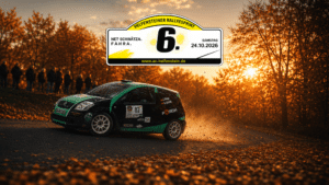 Grün-schwarzer Rallyewagen drifte auf herbstlicher Waldstraße bei Sonnenuntergang, Zuschauer am Rand.