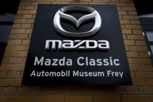 Mazda Classic Automobil Museum Frey Schild an einer Ziegelsteinwand