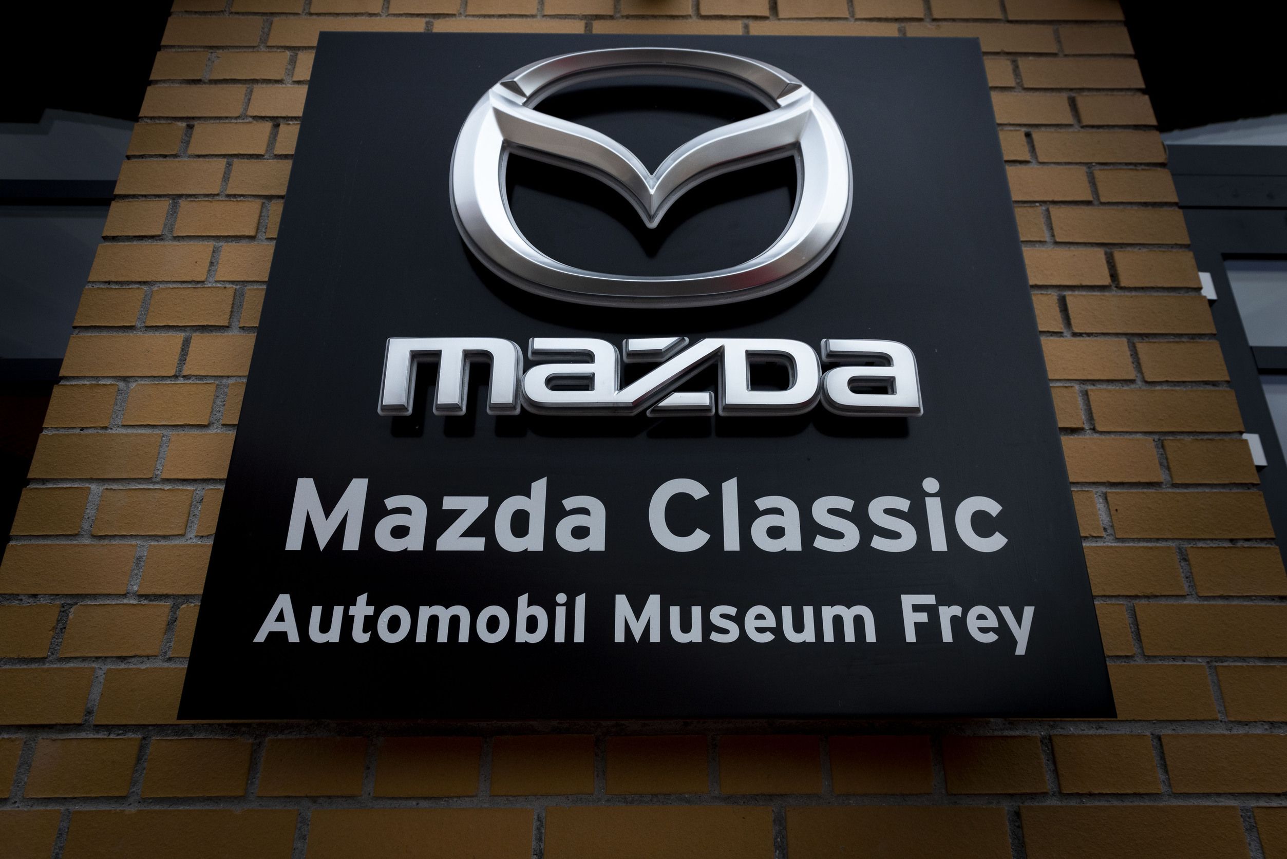 Mazda Classic Automobil Museum Frey Schild an einer Ziegelsteinwand