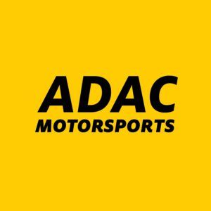 ADAC MOTORSPORTS Logo in Schwarz auf gelbem Hintergrund