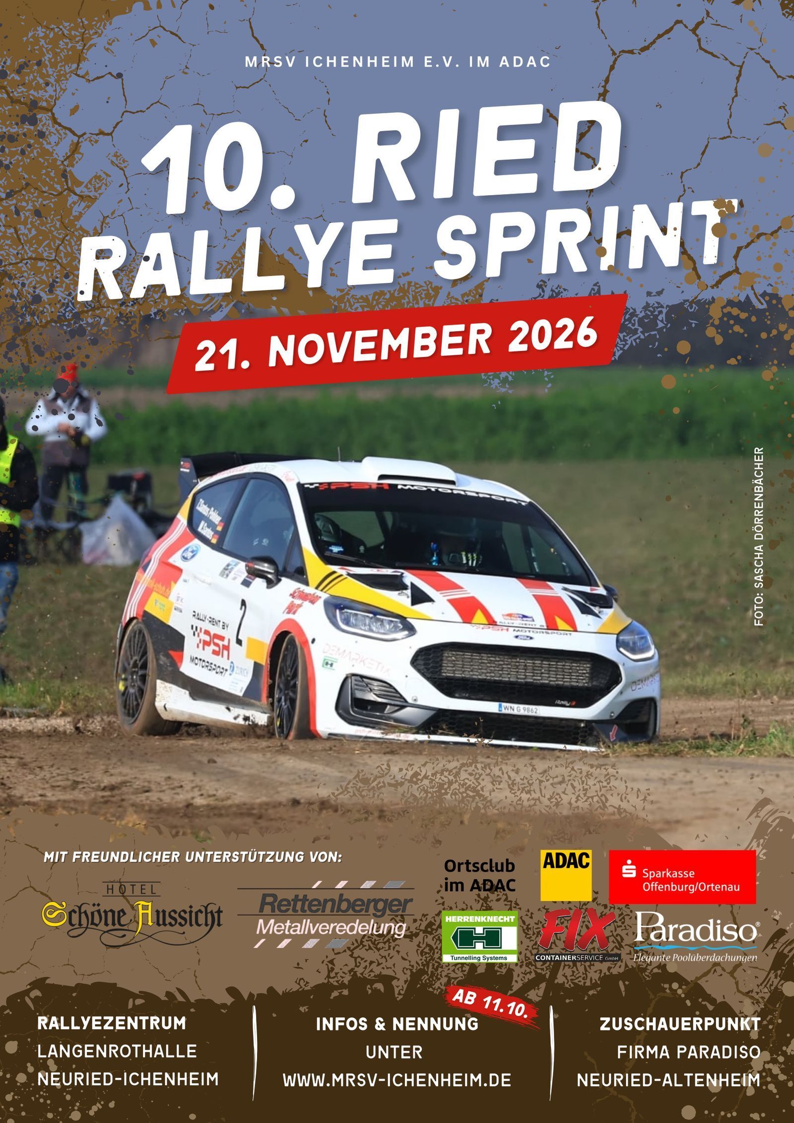 Weißer Ford Fiesta Rallye-Auto auf Schotter, darüber Schriftzug 10. RIED RALLYE SPRINT 21. NOVEMBER 2026
