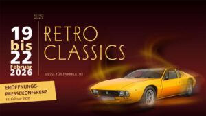 Gelber Retro-Sportwagen vor dunkelrotem Hintergrund, daneben die Schrift RETRO CLASSICS und der Termin 19. bis 22. Februar 2026.